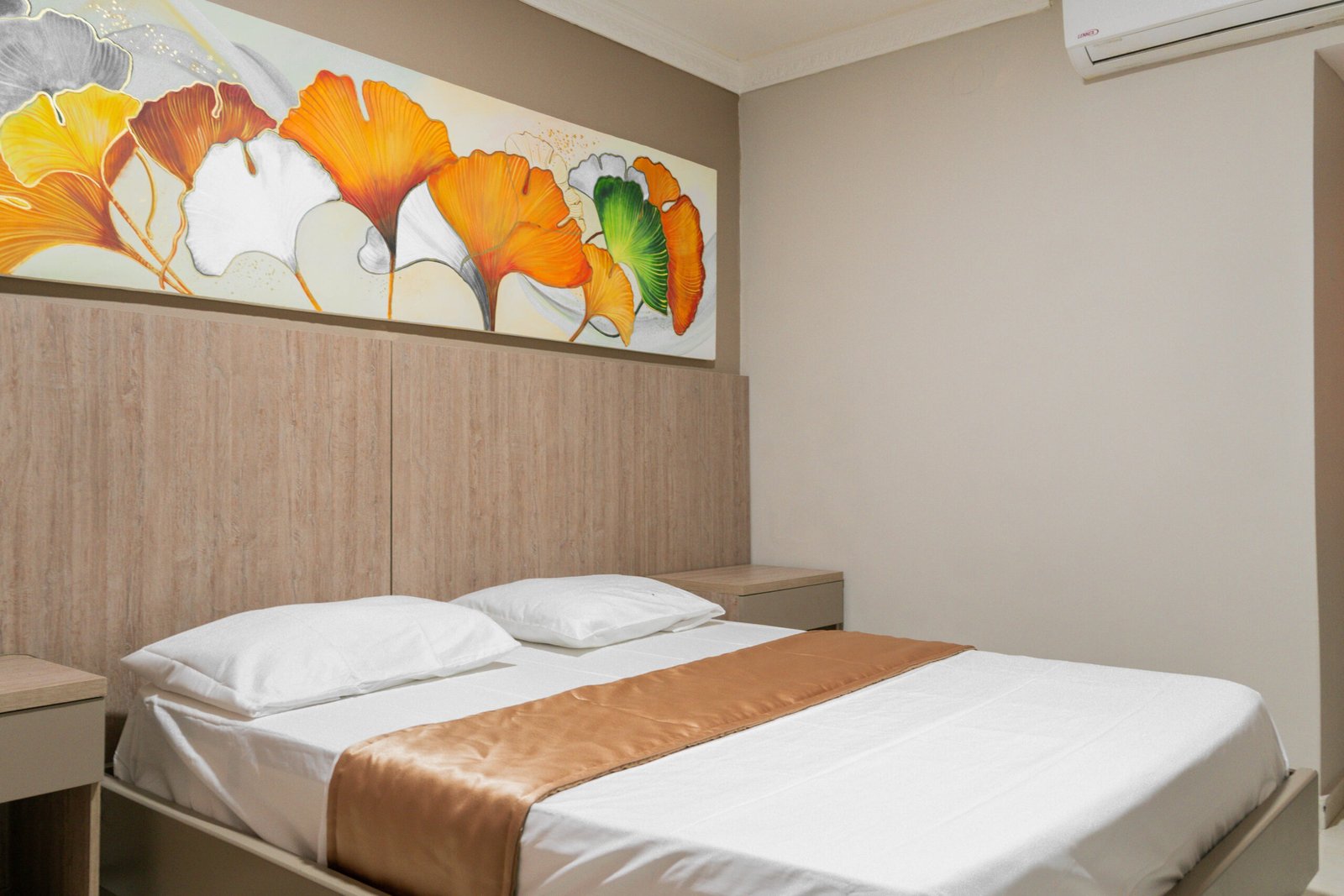 Habitación doble del Hotel Paseo Colón en Barranquilla con cama cómoda y aire acondicionado